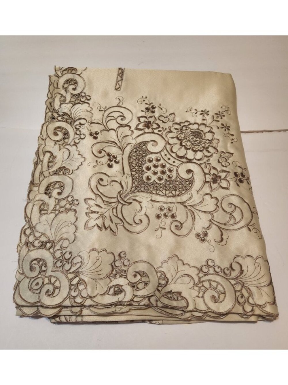 Elegant vintage heirloom Lace Tablecloth